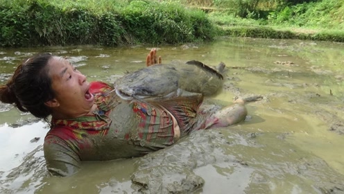 夫妻俩在河里捕获到超级大鱼,在岸边就地烤着吃,鲜美