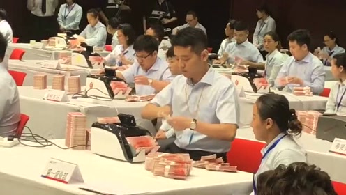 银行员工一起比赛数钱,小伙子捆钞手速快赶上机器了