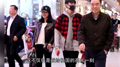 陈凯歌一家外出聚餐,19岁儿子陈飞宇身高一米八八,帅气直逼老爸