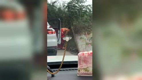 新娘子晕车严重,一路下来呕吐多次,头一次见这么遭罪的婚礼!