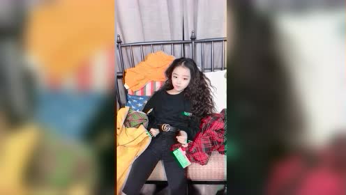 童模焱娃娃选衣服,躺沙发上像个"大爷",都被父母惯坏了