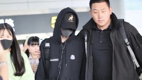 王一博机场亮相被嘲"养蜂人"!保镖护卫下178小哥哥居然无比娇小!