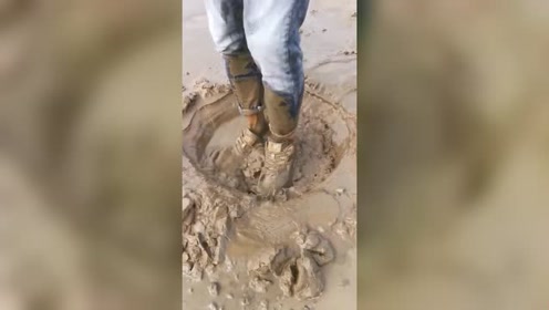 穿刚的鞋子蹦进泥坑,清水冲鞋子比新买的还干净!你们看完相信吗