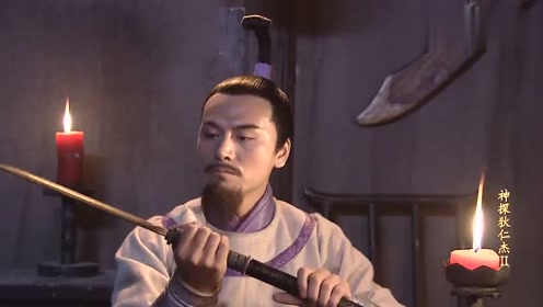 闪灵不愧是蛇灵第一杀手,看这满桌子的兵器,让人不寒而栗