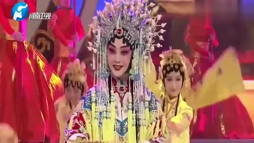 京剧大师李胜素表演梨花颂,声音细腻嘹亮,一次听不够啊