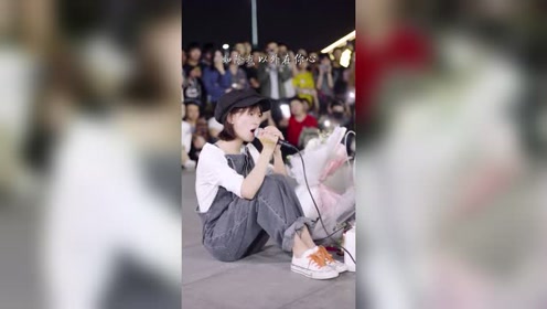 女歌手张茜翻唱《可惜没如果》,独特的烟嗓太治愈了,听哭了!