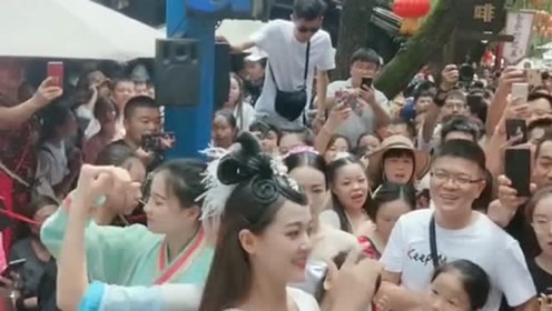 偶遇宋城小白网红,美女真人看起来比网上好看,赶紧拍下来留作纪念!
