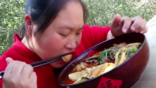 胖妹吃麻辣烫,这一碗30元,但是胖妹的超级便宜