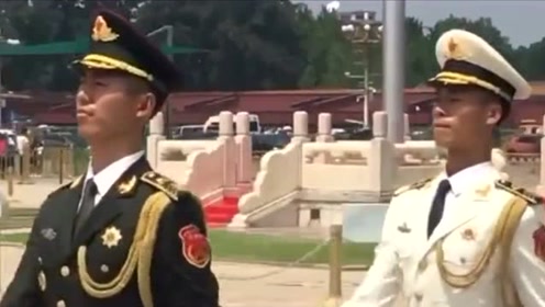 带头的兵哥是国旗手张自轩,四位兵哥颜值帅气,都是