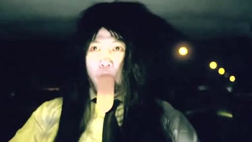 大哥大真是机灵鬼,没钱坐出租,就假扮宁采臣鬼魂骗司机
