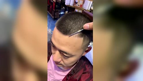寸头就要这样划一道杠才好看,走在街上谁都不敢惹,太帅了
