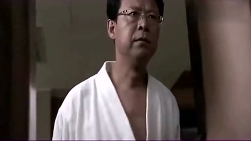 何正中明明喜欢安然,却还将她拒之门外,不料安然直接硬闯