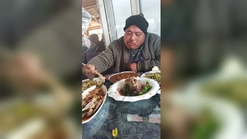 全网最油腻的农村大叔,我怀疑他家养猪!