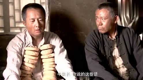 老农民:有粮把粮食做成饼挂在脖子上不停吃,真的是饿怕了!