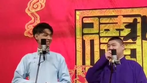老秦一上场就先寻找"鹅姐"身影的,看到"鹅姐"不在,高兴坏了