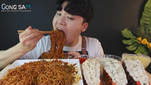 韩国吃货小哥,吃烤龙虾尾,麻辣拉面,配各种酱,吃得特别香