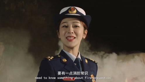 杨紫穿上消防服秒化身消防员,萌萌的表情,太可爱了!