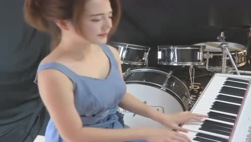 美女电子琴弹奏一首《为爱痴狂》,姿势太优雅了,好听至极!