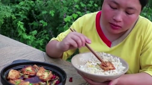 胖妹吃鱼香豆腐,菜很香但是最主要是米饭不够,真是大胃王啊