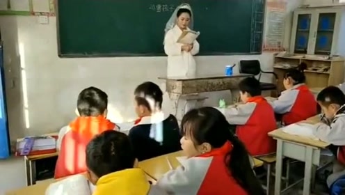 在河南一所偏远的乡村小学,女孩穿着婚纱上讲台,你是最美的老师!