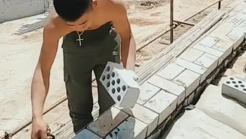 顶着太阳赤膊干!这就是工地上男人最真实的写照
