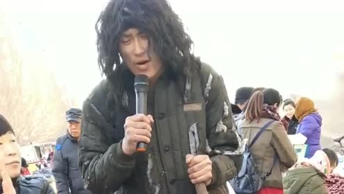 乞丐歌手翻唱《勿忘你》,嗓音不输原唱,唱出专业水准!