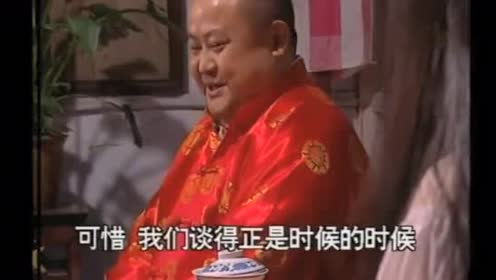 傻儿司令:金小凤问樊傻儿为啥子不看她,樊傻儿:不敢看你的衣服