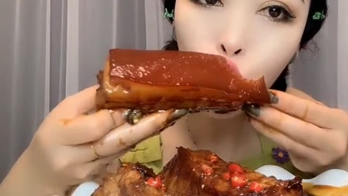 美女大口吃肉太香,都不像个女孩子!
