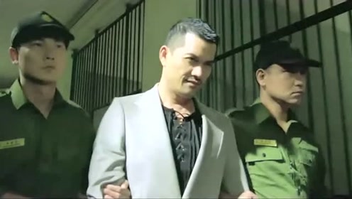 渣哥老大当习惯了,在监狱还收小弟