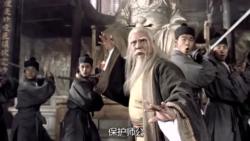 张三丰被自己徒孙暗算,流血不止,正好张无忌前来救场
