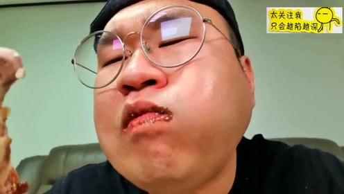 韩国大胃王小胖,试吃老式脆皮炸鸡,蘸着巧克力酱吃真不错