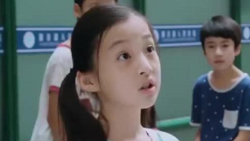 小女孩为了喝可乐,竟故意掐哭自己的妹妹,小小年纪心机就这么重