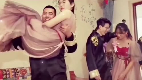 婚礼上伴郎抱伴娘,接下来的一幕傻眼了,网友:老妹儿肯定是东北人!