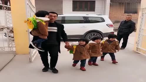 爸爸送四胞胎小情人上学,这是老几啊这么不听话,还让爸爸抱着