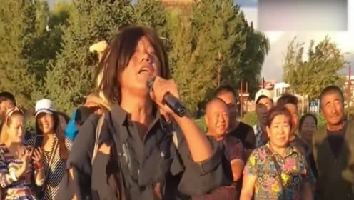 乞丐歌手街头演唱,引众人围观打赏,听完都说唱的好!