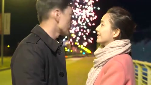 产科医生:肖程与何晶依偎着散步,看到烟花,情不自禁亲吻