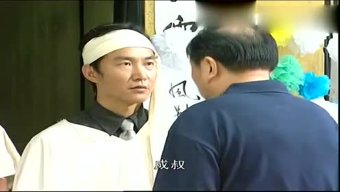 插翅难逃泰国牛成功地杀死了胖荣,阿勋和阿佑也将癫伦砍杀