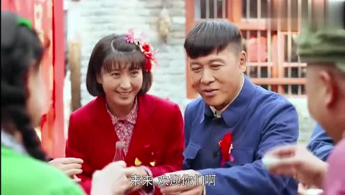 俺娘田小草:来顺和小草结婚大喜,给老村长敬酒,个个都乐开了花