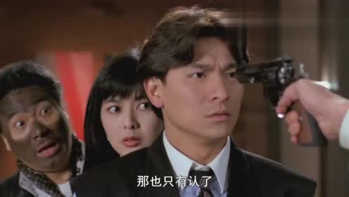 零距离贴脸躲子弹,开枪的小伙被吓愣了