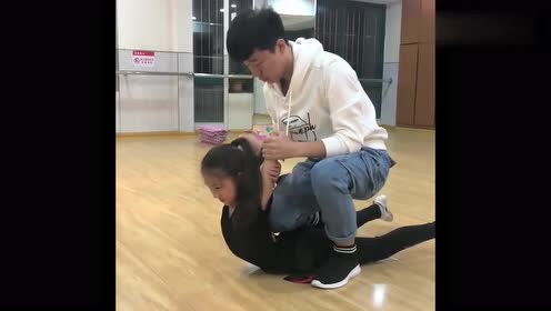 这就是舞蹈生的开肩,开完之后直接趴在地上,是真的很疼啊!