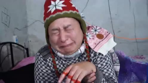 卧槽无情,两个憨头因为太懒,宁可自残都不愿去干农活