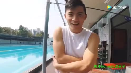 让健身肌肉帅哥哥带你一起畅游泳池!