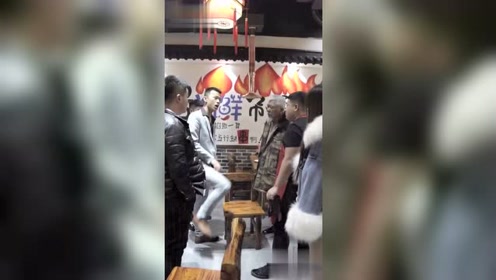 江湖法则全集:阿南,宏楠为救老人惹怒小混混,让跪下