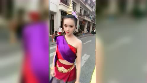 刚交往的女朋友,是个傣族美女,这个变装吓到你们了吗?