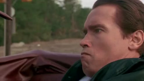 《边缘战士》施瓦辛格开车扫射，结果半路被这两个大家伙前后夹击