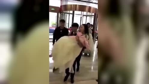 我们不一样 新郎怎么不抱着新娘？