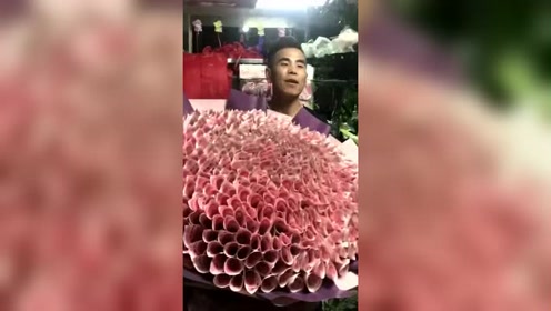 有一种玫瑰花是用钱做的,大哥我祝你旗开得胜,把美女追究到手