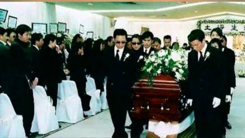 直击张国荣葬礼:百位大佬出席,袁咏仪哭失控,梅艳芳带病哭昏厥