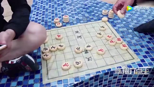 陈翔六点半 老大爷下棋独孤求败,小伙子看不惯杀的老大爷掀了棋盘