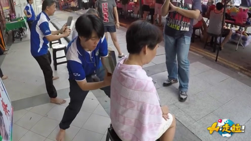 台湾特色的“菜刀按摩”，用锋利的菜刀按摩，看着后背发凉！